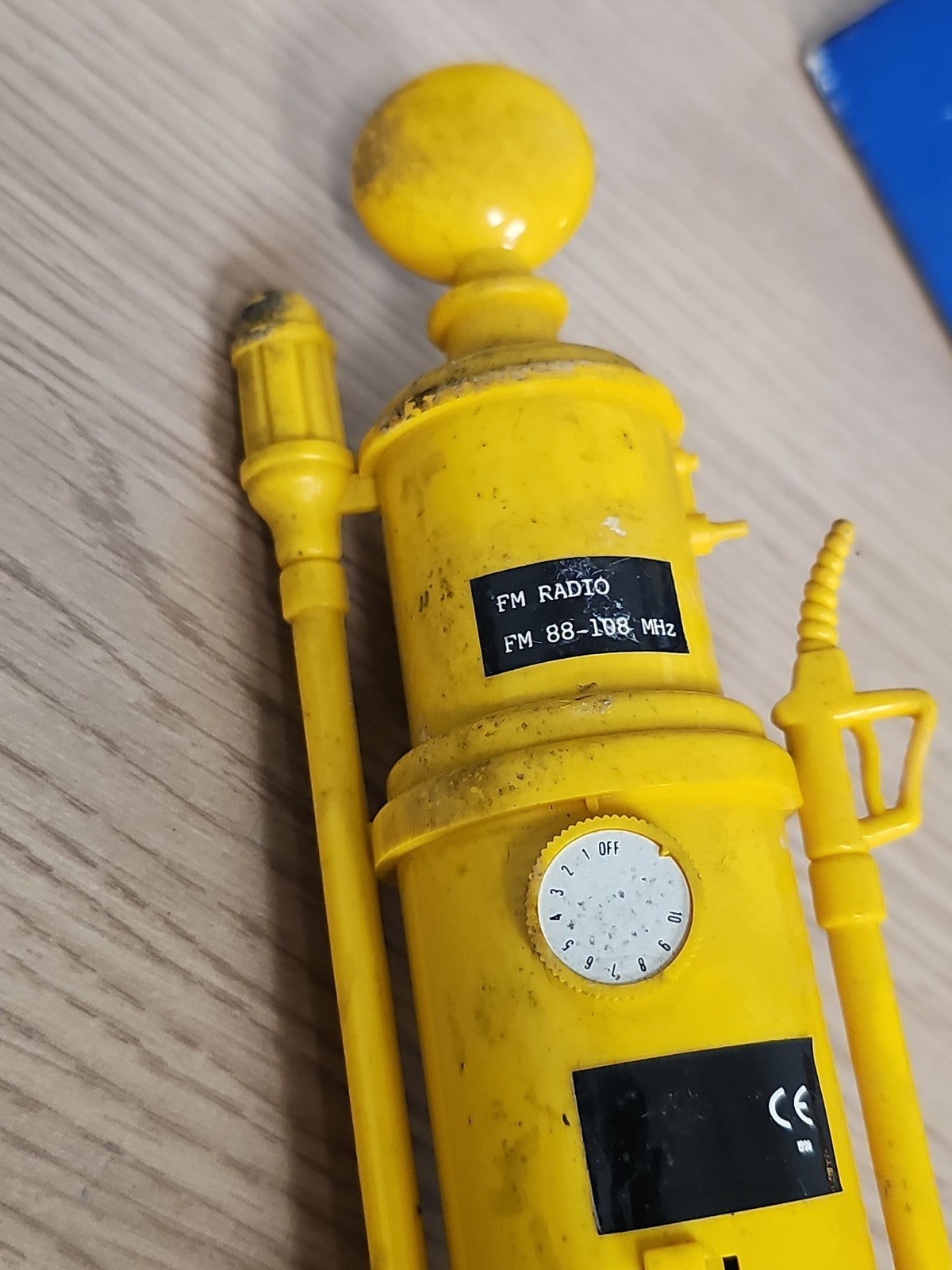 Radio vintage FM pompe à essence jaune style rétro années 80 Frontier