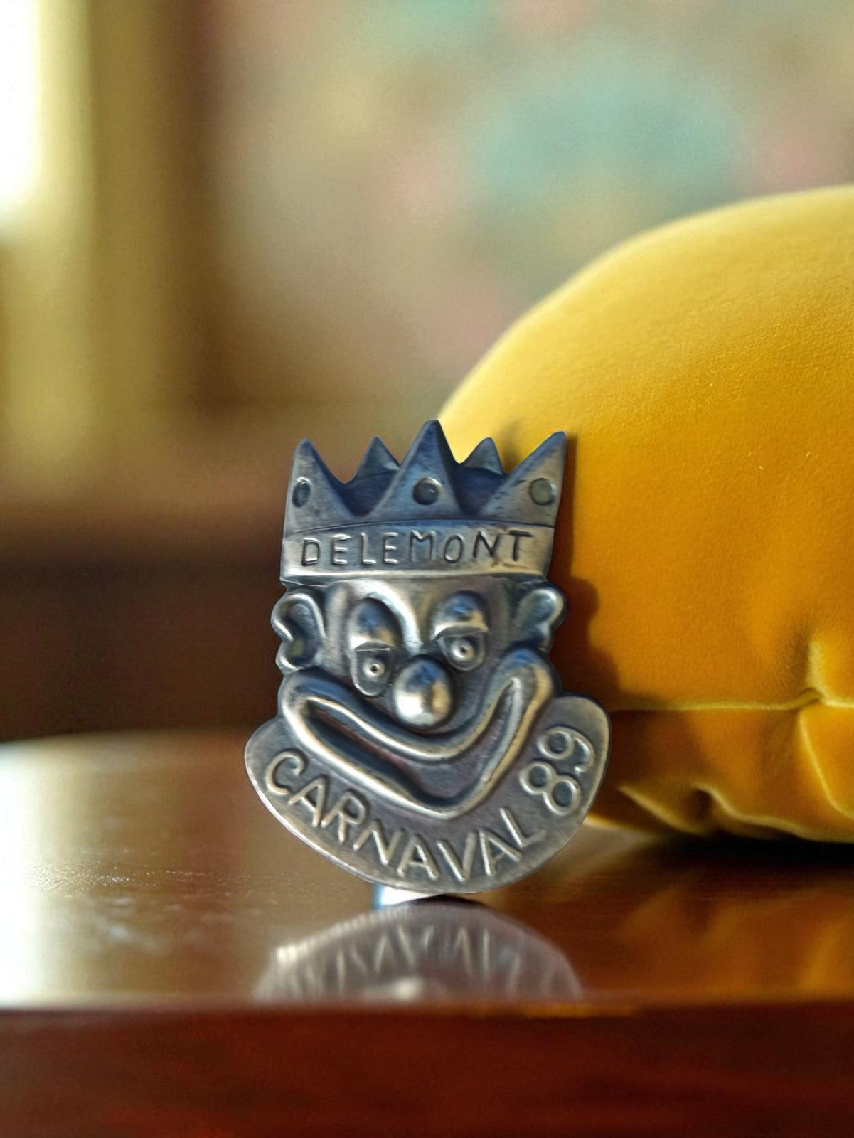 Médaille Carnaval 1989 Delémont visage couronné badge vintage rare Suisse