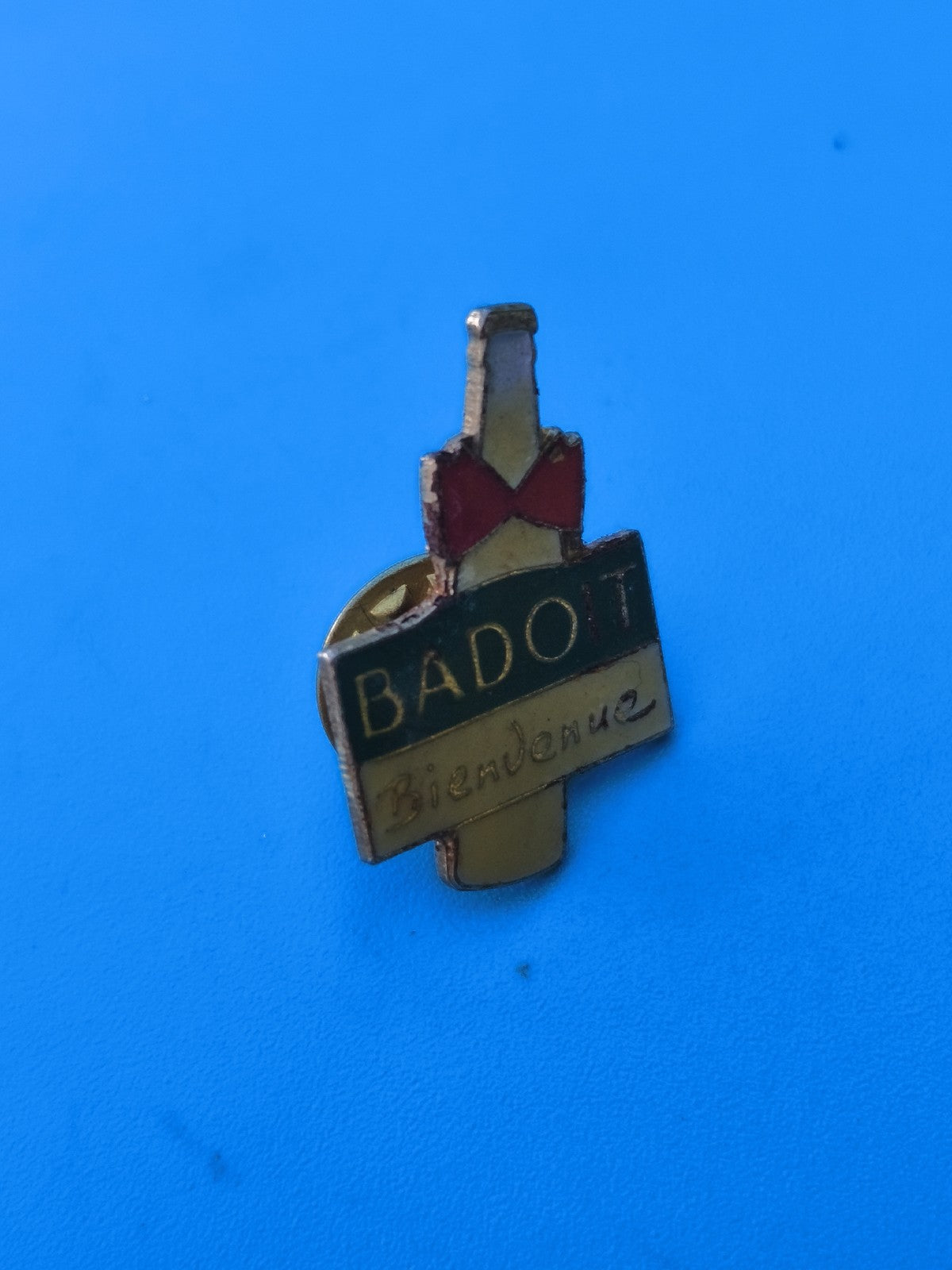 Vintage pin's Badoit bouteille, collection badge ancien boisson française