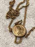 Médaille religieuse ancienne Vierge dorée + chaîne, pendentif vintage religieux