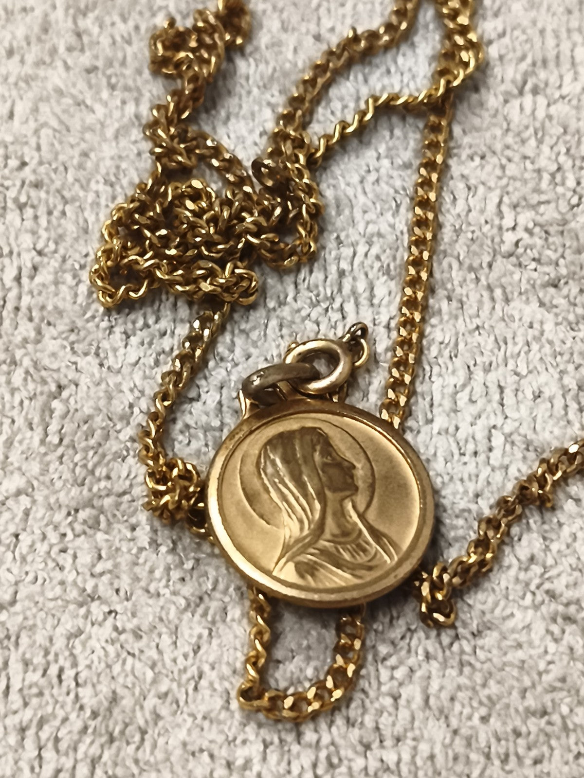 Médaille religieuse ancienne Vierge dorée + chaîne, pendentif vintage religieux