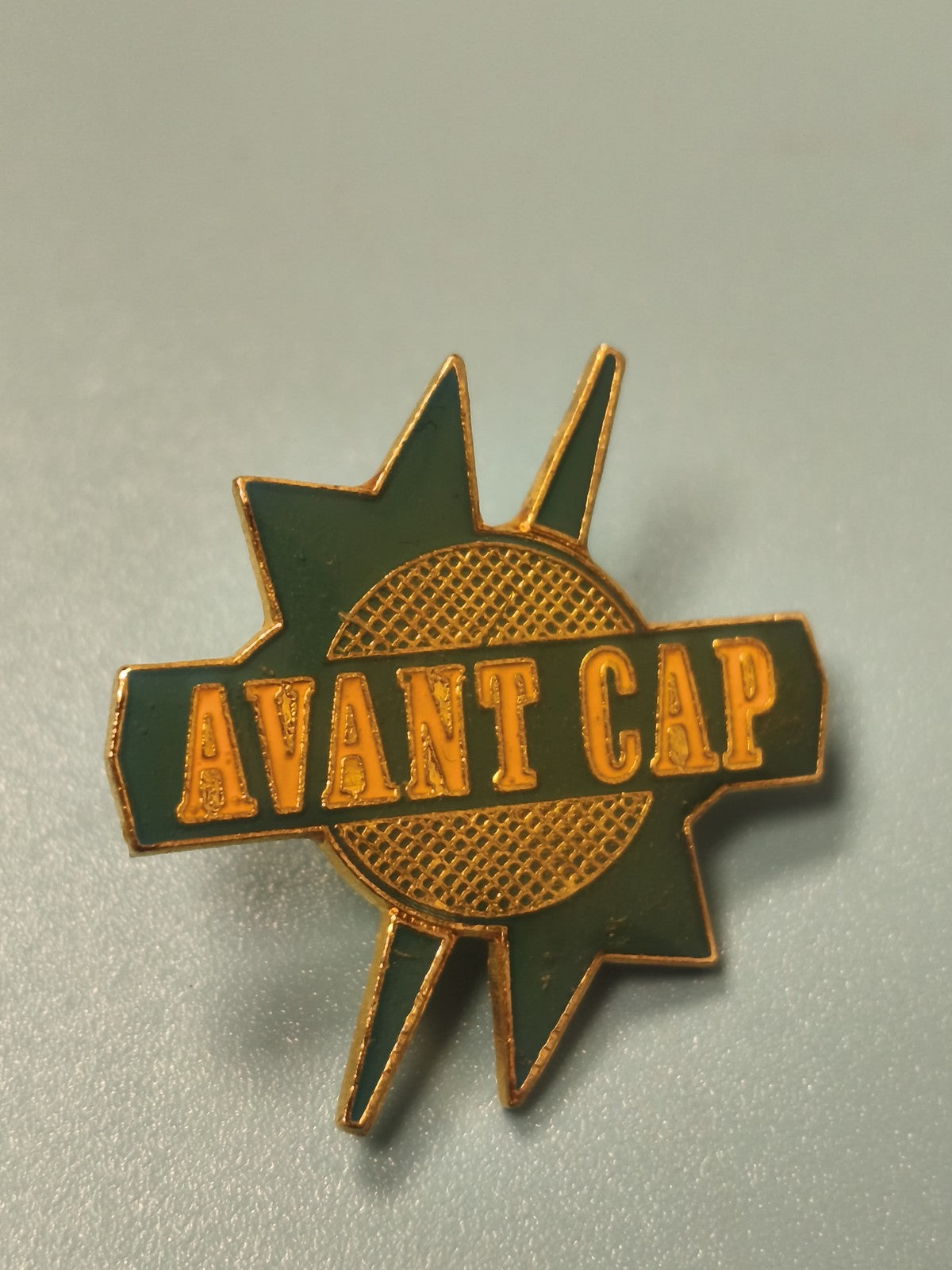Vintage pin's AVANT CAP vert doré badge ancien collection rétro (ref 10)