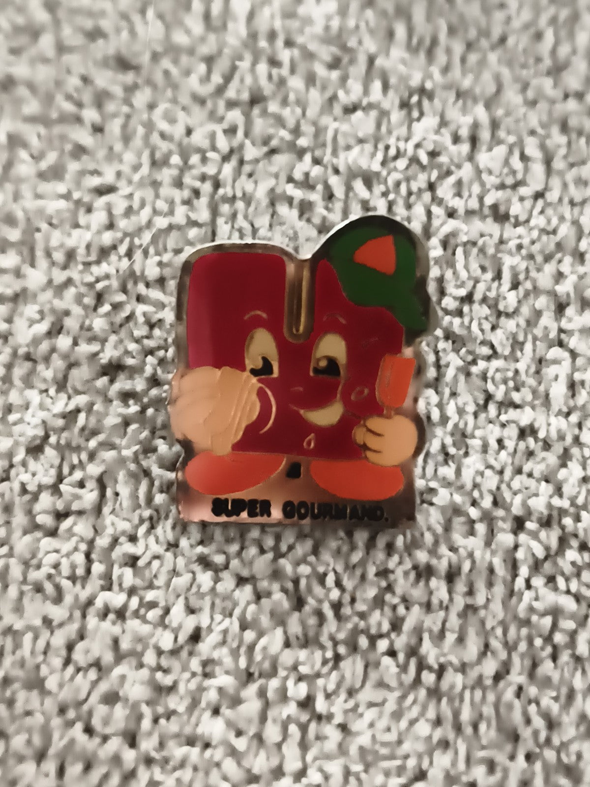 Pin's vintage "Super Gourmand" personnage rouge, badge rétro émaillé (Ref 6)