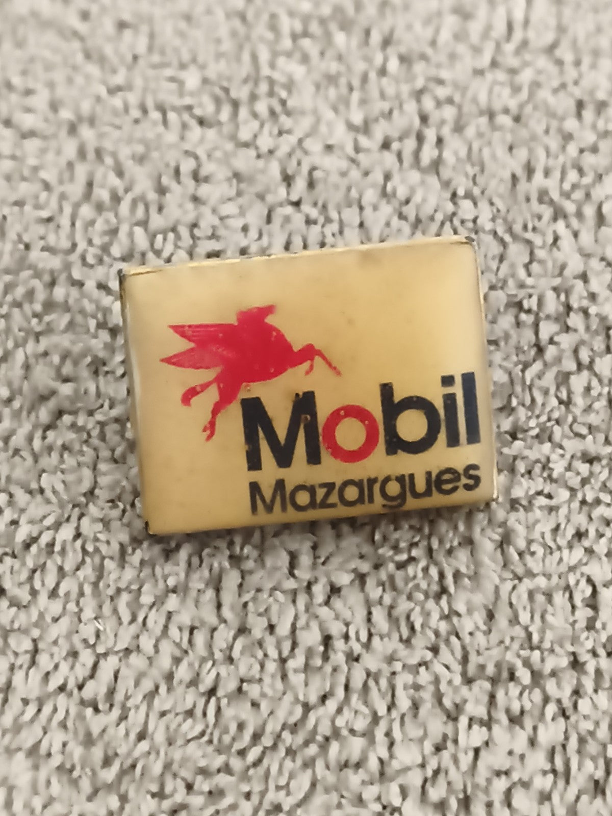 Pin's Mobil Mazargues vintage logo Pégase années 80-90 badge ancien