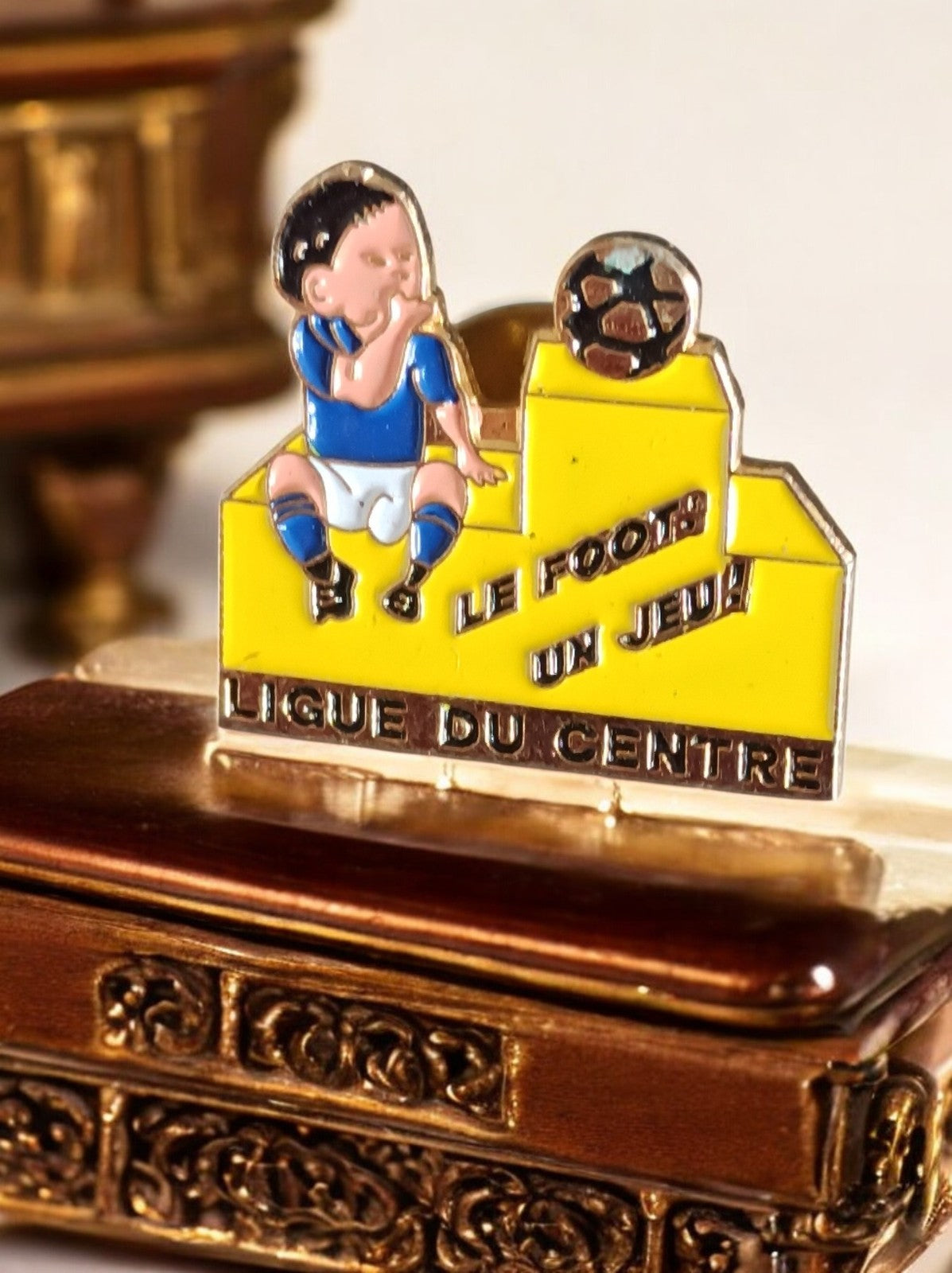 Pin's vintage football Ligue du Centre podium jaune joueur bleu ancien badge
