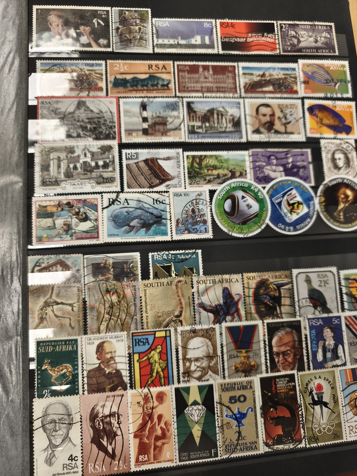 Lot de timbres d?Afrique du Sud multicolores, motifs variés, oblitérés et neufs