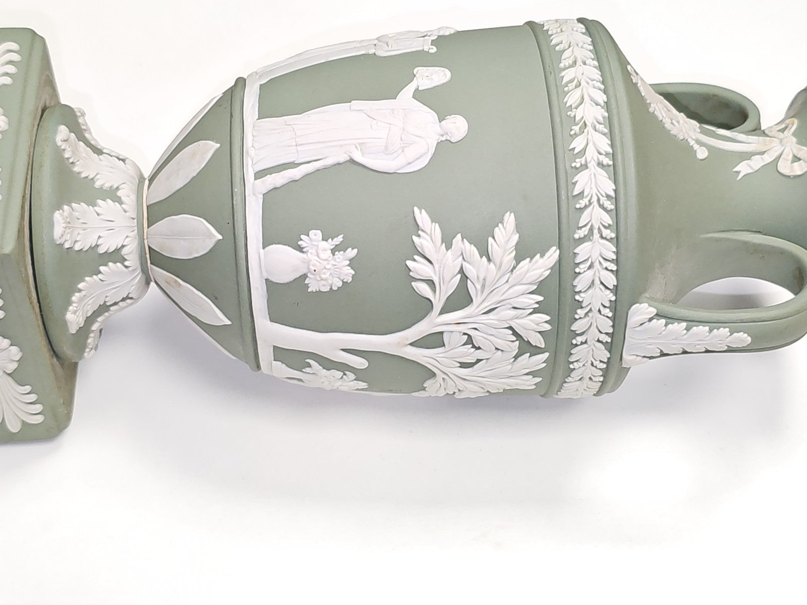Vintage Wedgwood Jasperware Vases Apollo Muses, ancien trophée piédestal pair