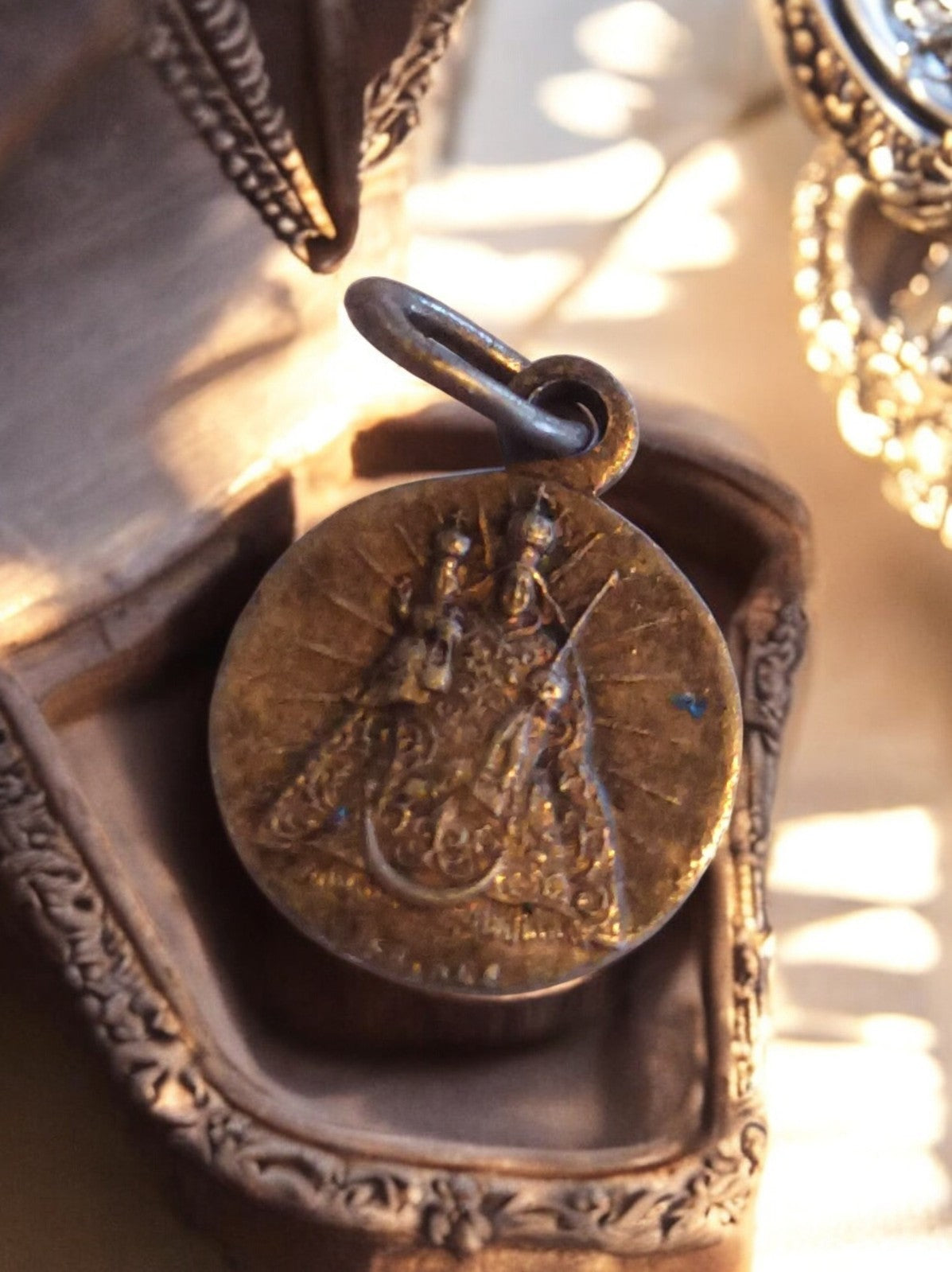 Médaille religieuse catholique vintage, aspect bronze, motif Vierge et Enfant