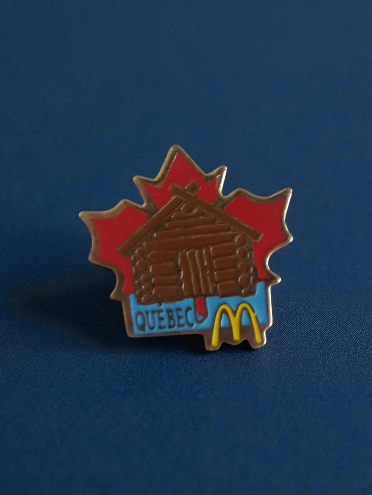 Pin's ancien McDonald's Québec feuille érable vintage publicitaire rétro rare