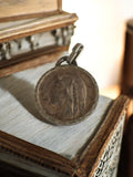 Pendentif religieux ancien médaillon catholique vintage finition patinée