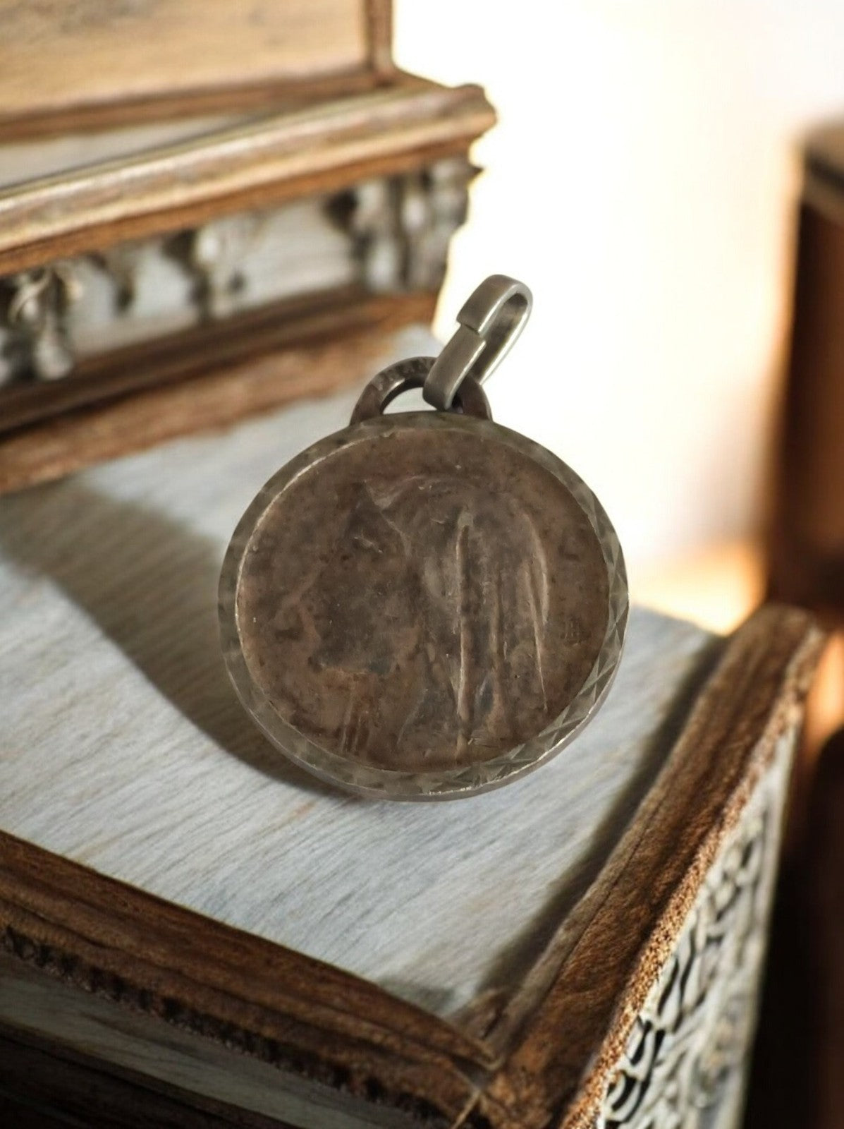 Pendentif religieux ancien médaillon catholique vintage finition patinée