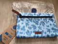 Pochette Cabaia bleue motif abstrait zip 24 cm neuve front pocket accessoire