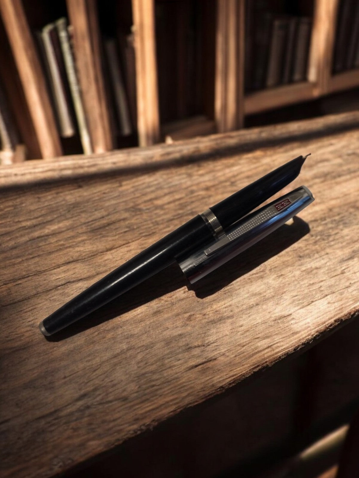 Stylo plume vintage noir capuchon métal ancien rétro écriture d'époque rare