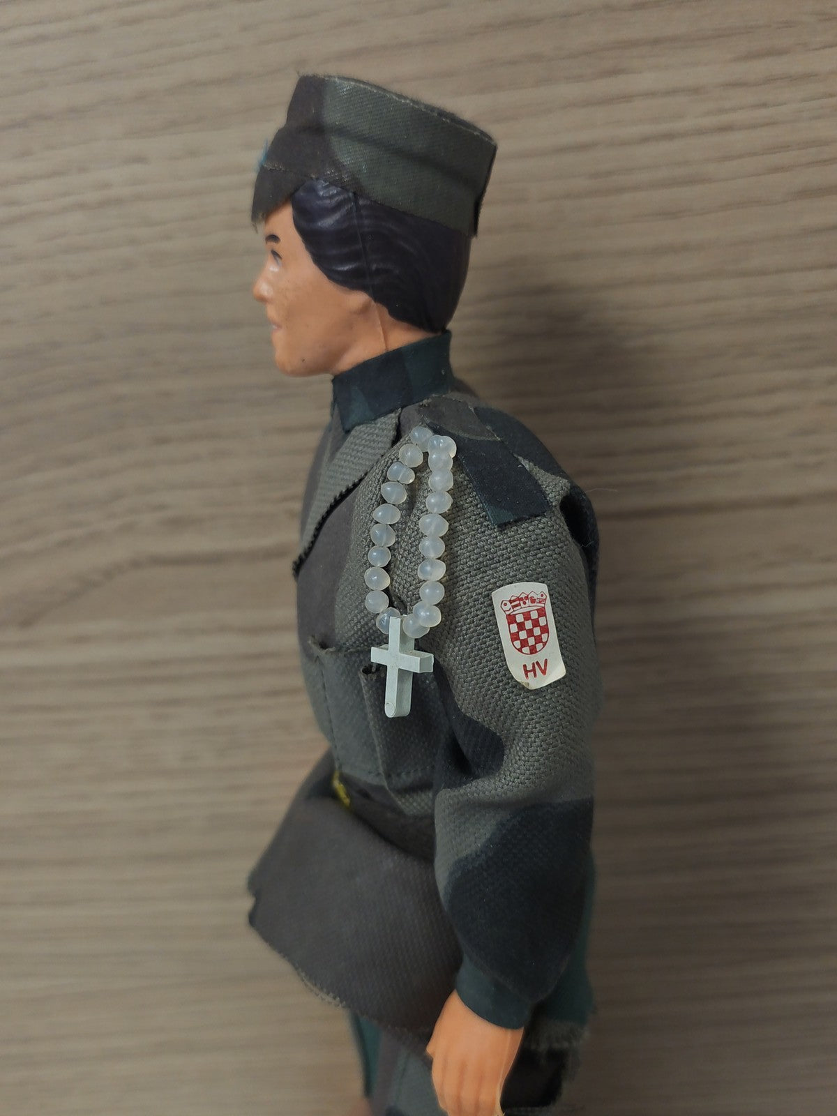 Figurine poupée militaire armée articulée d'occasion jouet soldat uniforme