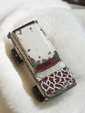 Véhicule miniature ancien blanc, voiture rétro vintage d'occasion, aspect usé