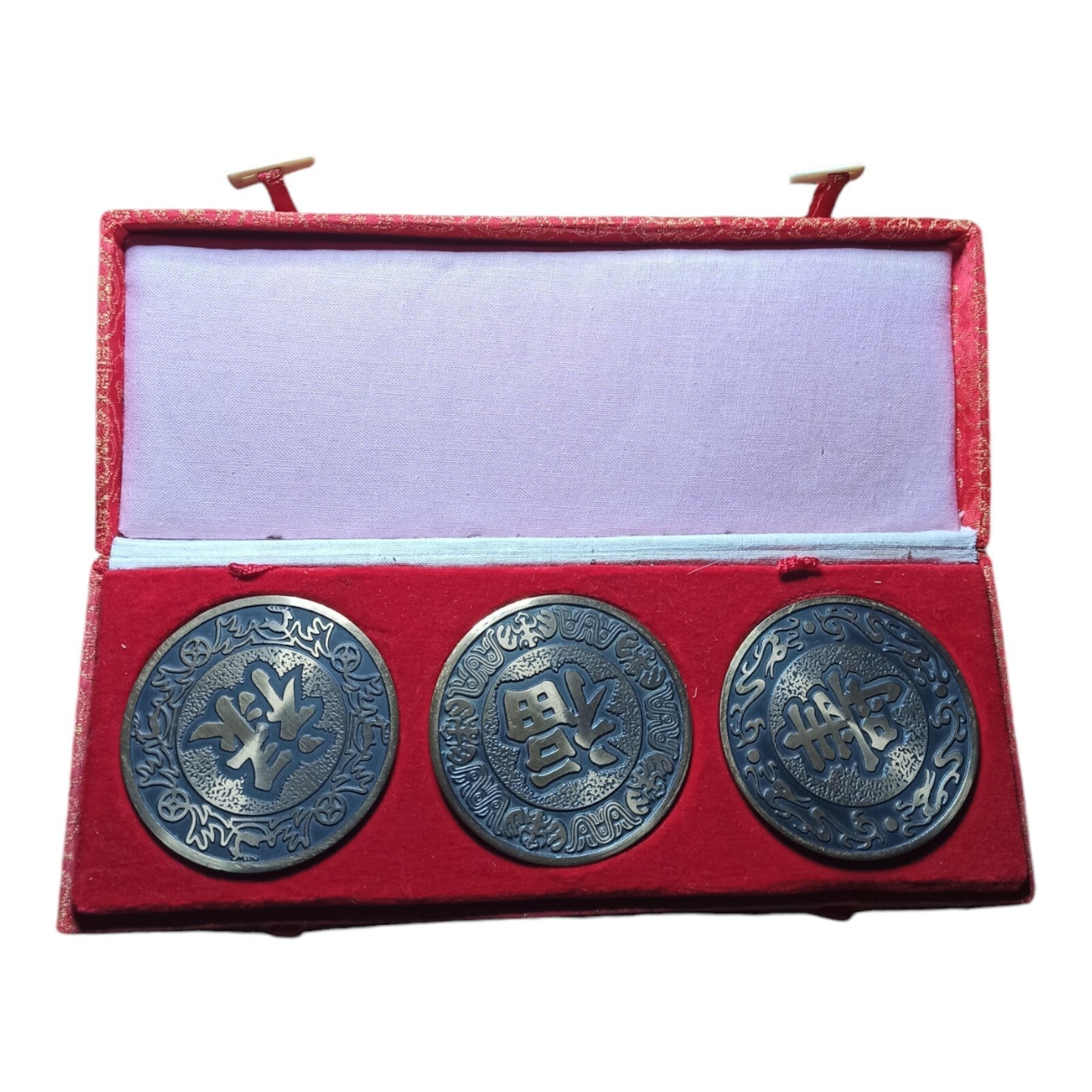 Lot 3 médailles chinoises divinités célestes coffret rouge décor gravé