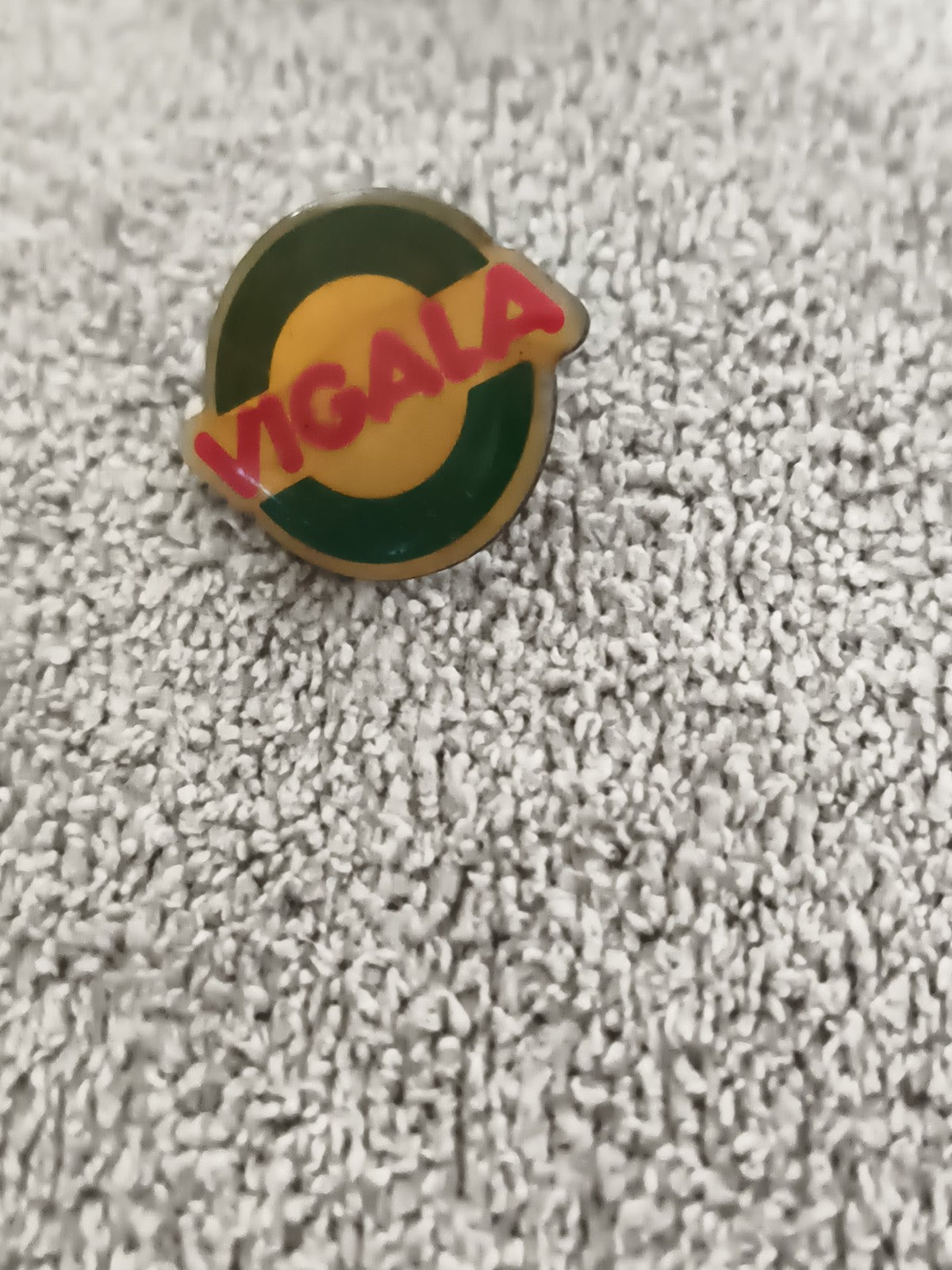 Pin's vintage VIGALA rond jaune vert, badge ancien publicitaire (Ref 6)