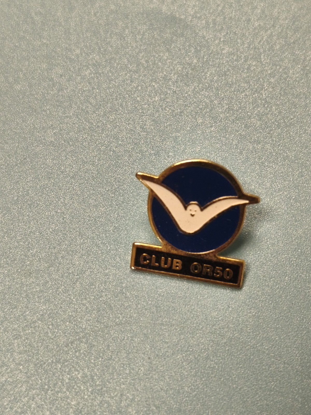 Pin's vintage Club OR50 oiseau blanc émaillé bleu collection badge ancien