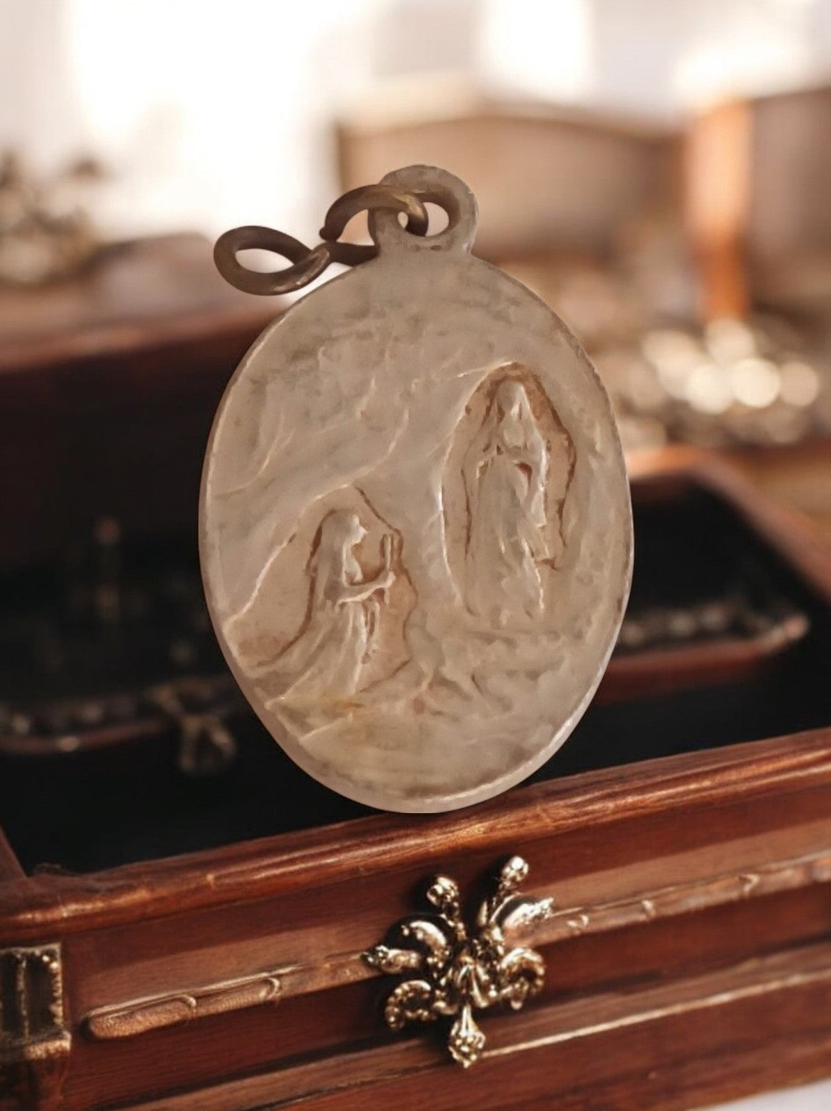 Pendentif religieux catholique vintage en métal, scène apparition, médaillon anc