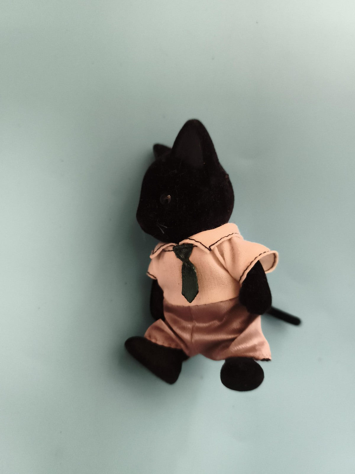Figurine chat noir Sylvanian Families tenue rose cravate verte jouet animal