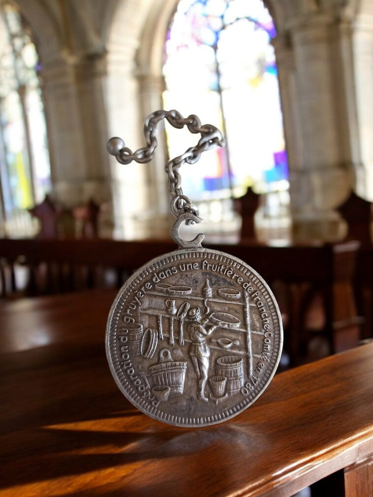 Médaille vintage gruyère fruitière France, préparation fromage, chaîne décorativ