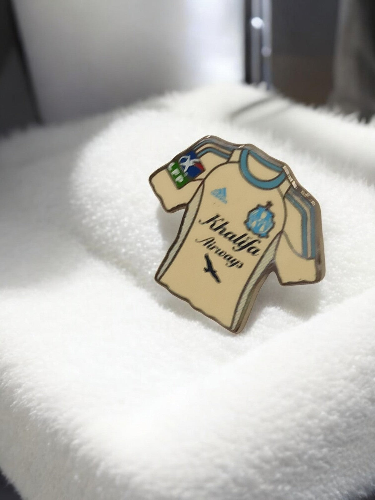Pin's vintage maillot Olympique de Marseille OM rétro Khalifa Airways badge