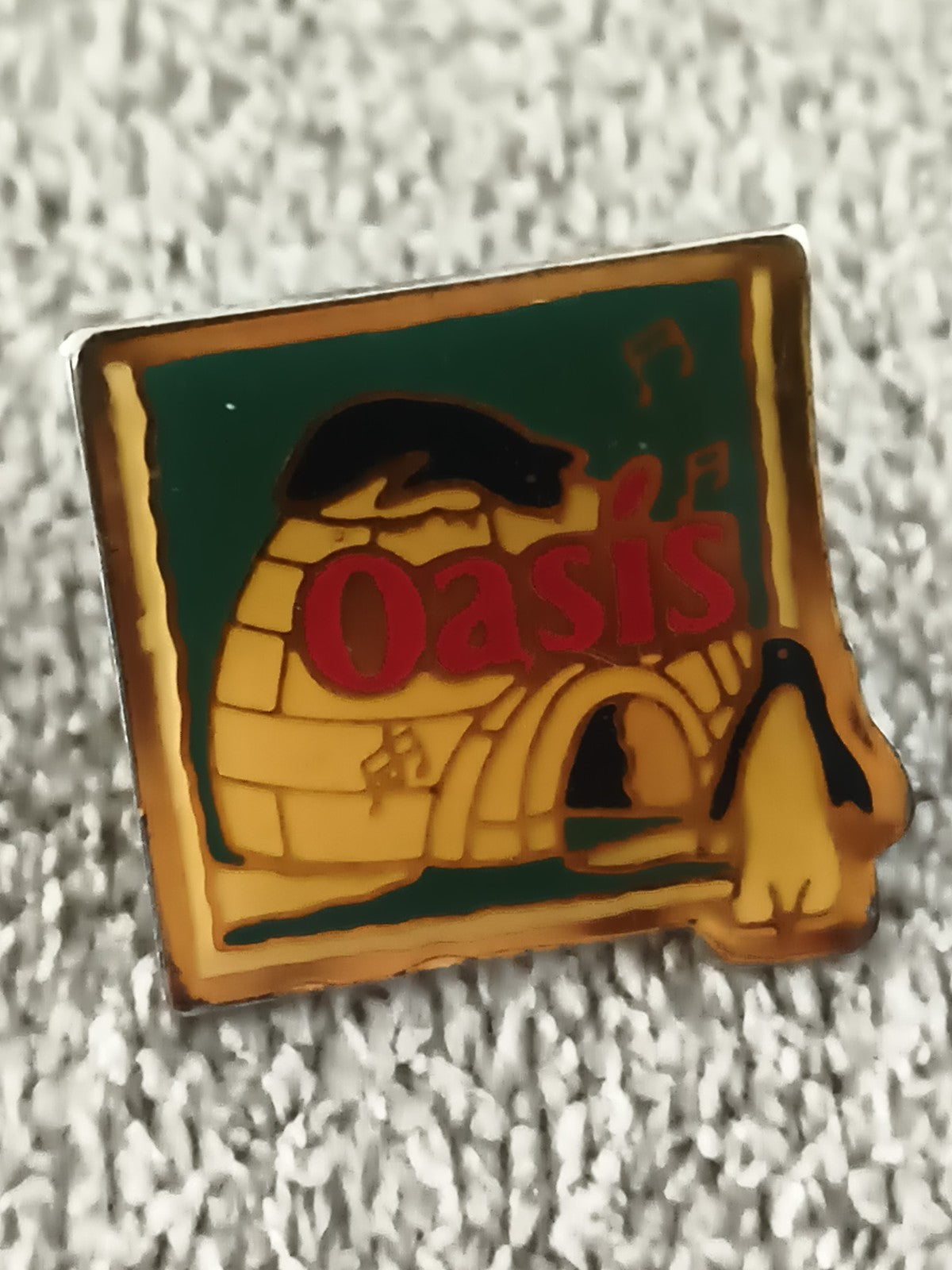 Pin's vintage Oasis igloo pingouin émaillé ancien badge pub années 90 (Ref 3)