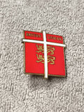 Pin's Bayeux Lisieux blason rouge émaillé ancien, croix dorée, héraldique Norman