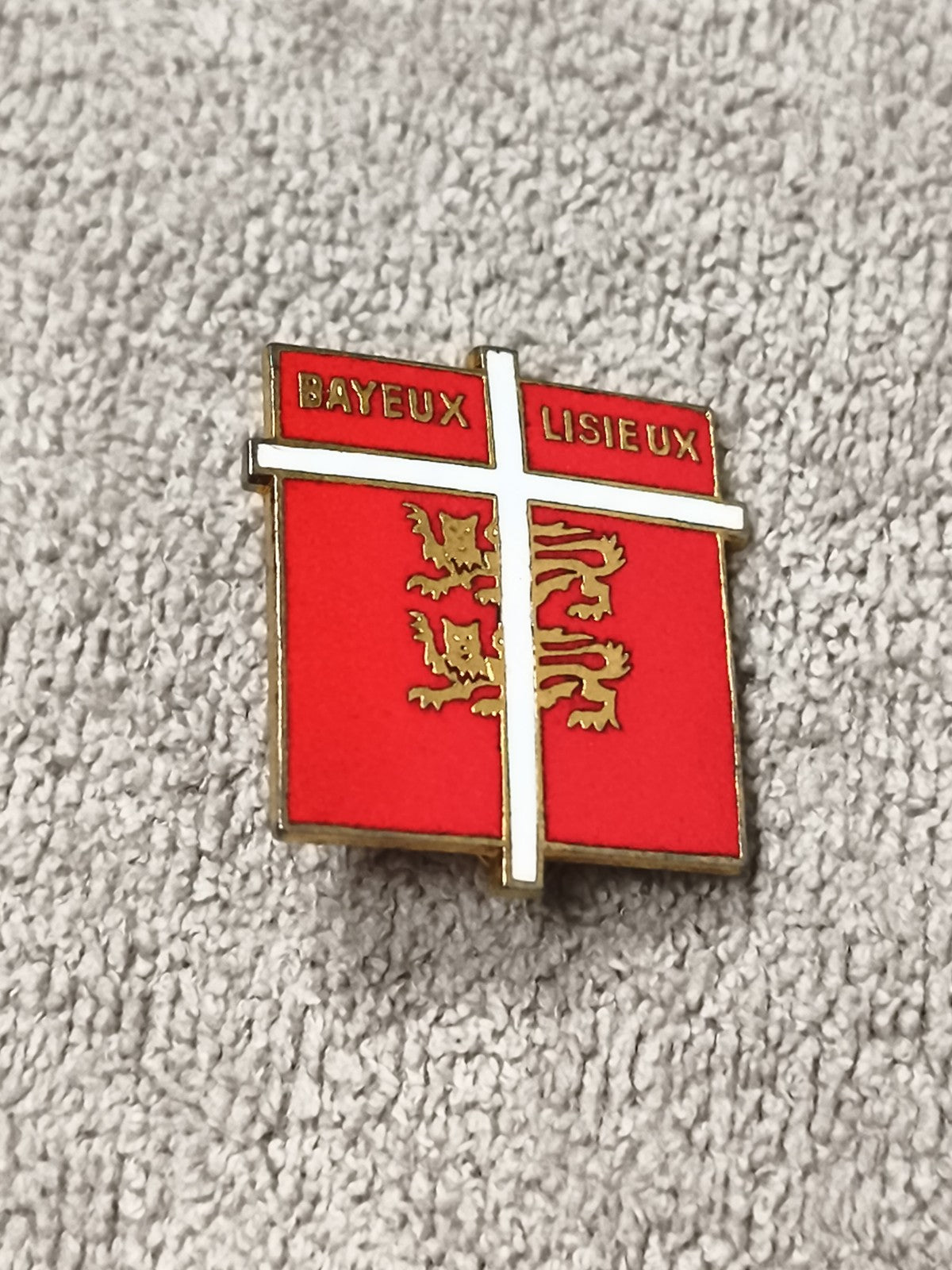 Pin's Bayeux Lisieux blason rouge émaillé ancien, croix dorée, héraldique Norman