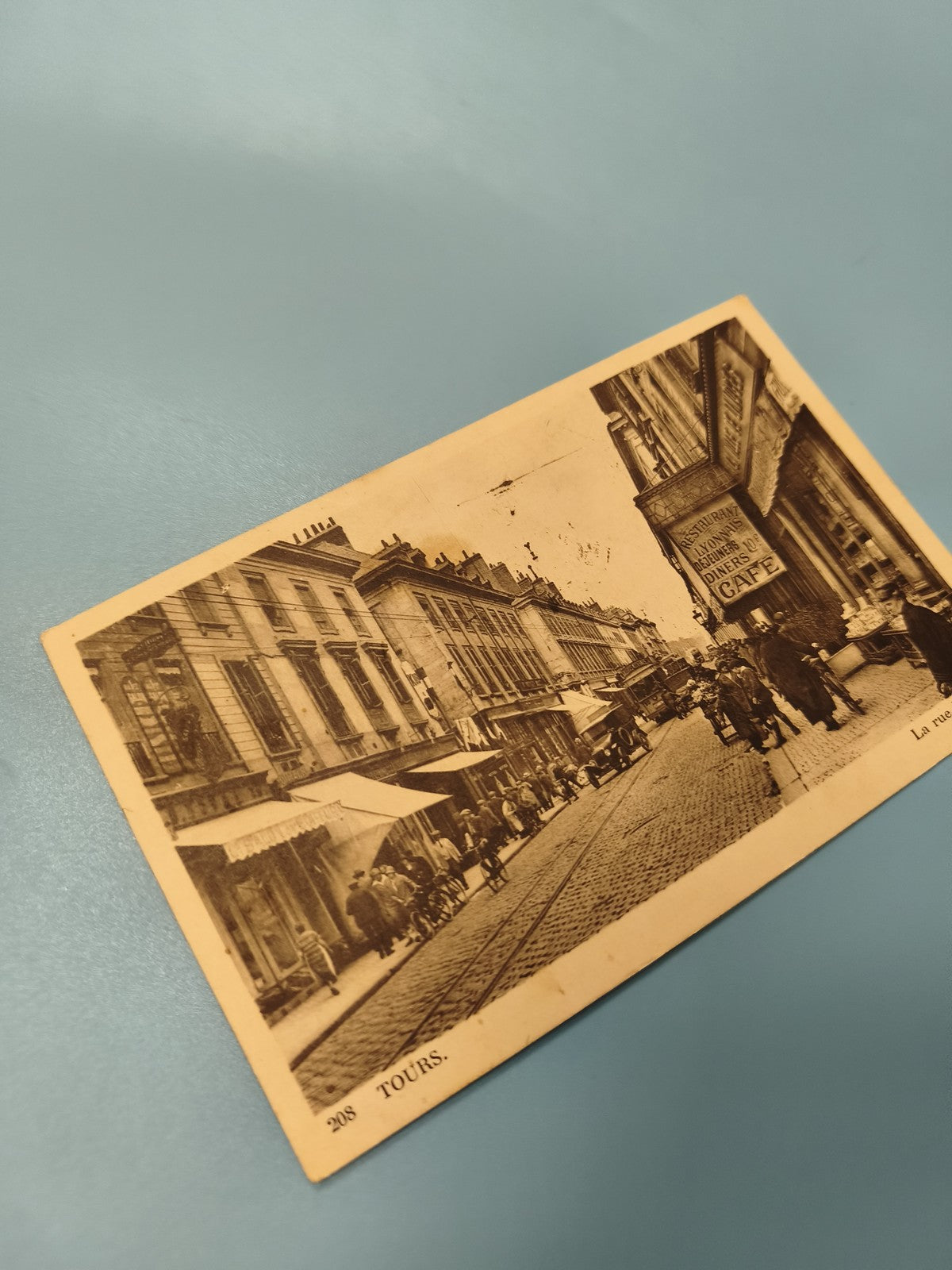Ancienne carte postale animée Tours vintage rue commerçante Ref 1