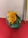 Peluche Disney Winnie l’Ourson Tokyo veste verte officielle doudou
