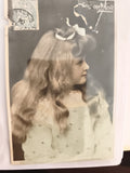 Carte postale ancienne fillette ruban photo début XXe Tous mes vœux CPA