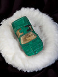 Véhicule miniature ancien vert rétro, voiture jouet vintage d’occasion