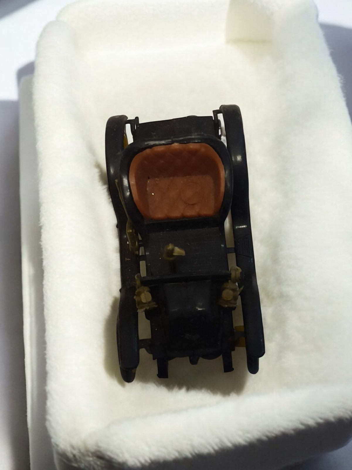 Voiture miniature ancienne noire, style rétro, siège marron, véhicule vintage