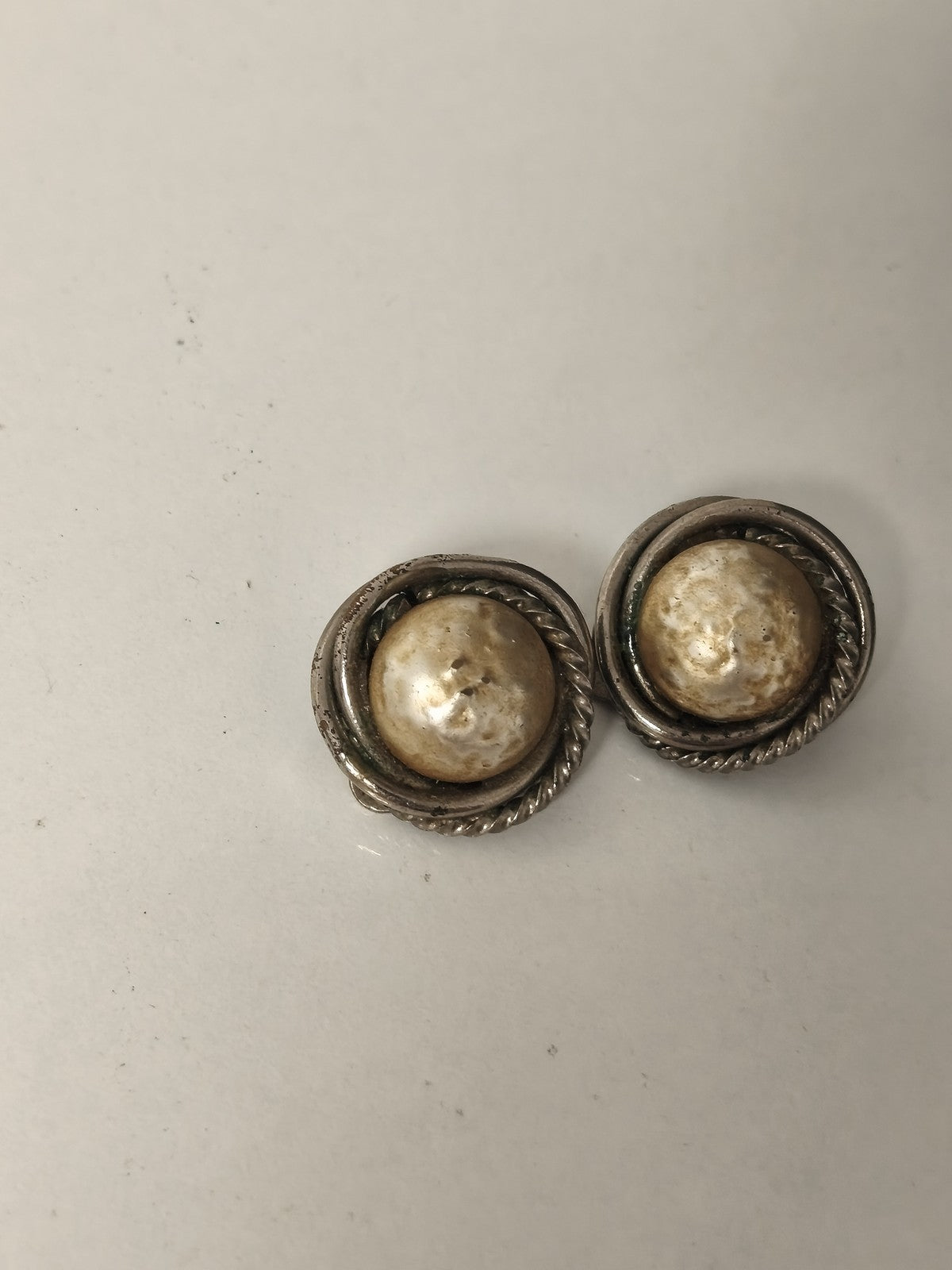 Paire de boucles d?oreilles rétro vintage, bijou ancien, style authentique colle