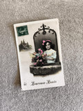 Carte postale ancienne Heureuse Année fillette fleurs colorisées CPA