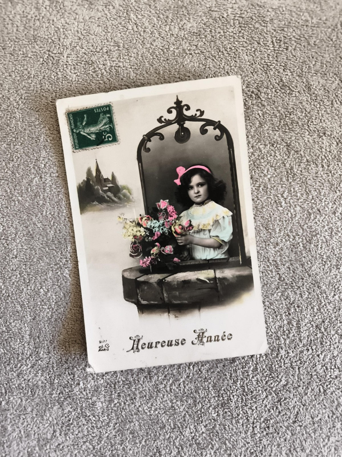 Carte postale ancienne Heureuse Année fillette fleurs colorisées CPA