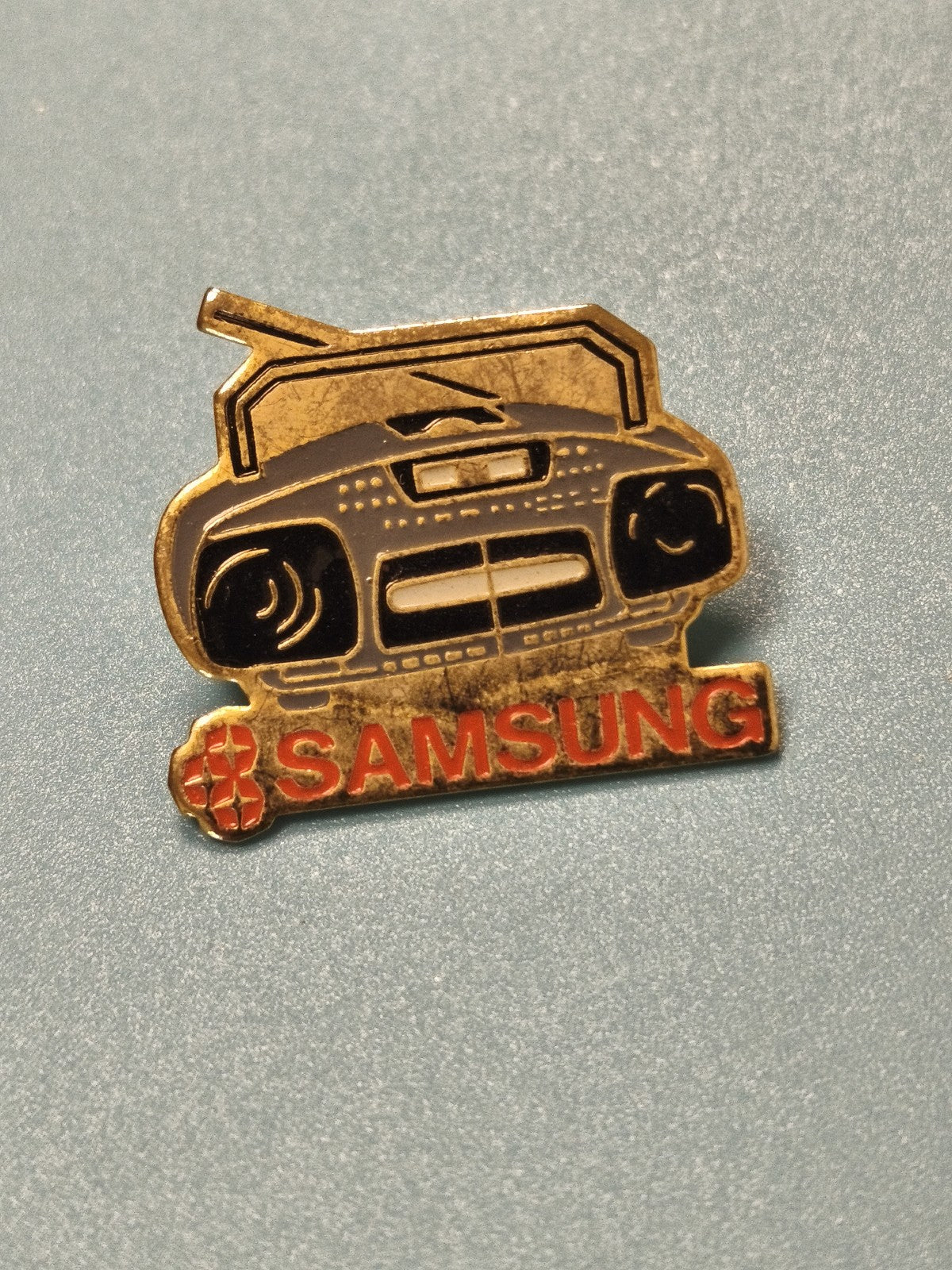 Pin's vintage Samsung radio rétro, collection publicitaire ancien