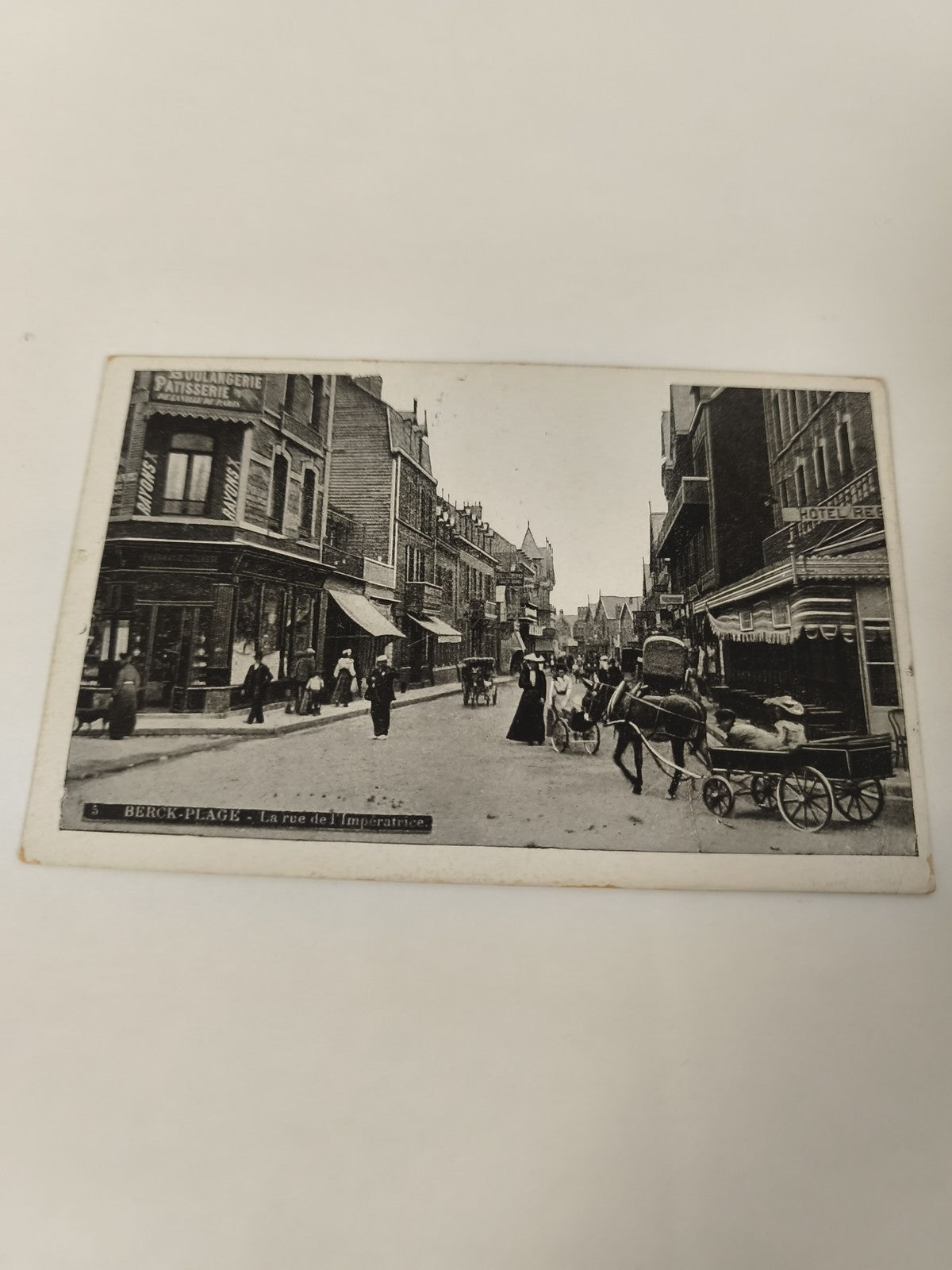 Carte postale ancienne BERCK-PLAGE Rue de l?Impératrice, attelage, boutiques