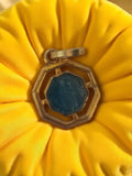 Pendentif religieux vintage plaqué or, médaillon octogonal bleu ancien raffiné