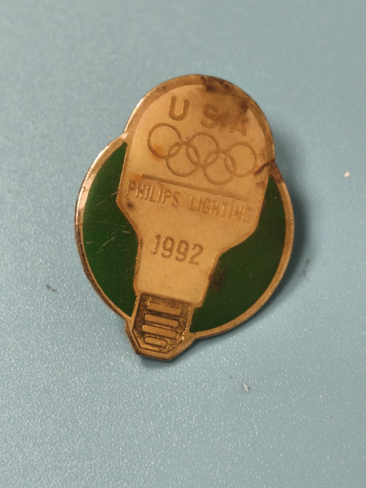 Pin's vintage Philips Lighting USA 1992 Jeux Olympiques, forme ampoule