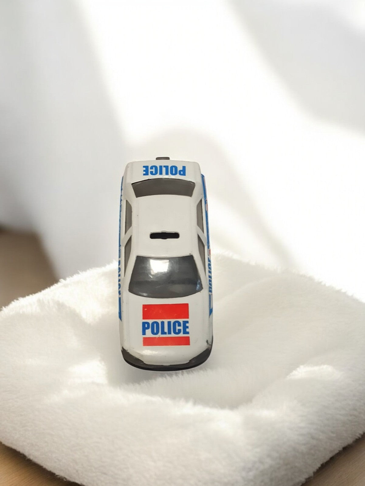 Véhicule miniature police vintage, voiture rétro blanche d'occasion, ancien joue