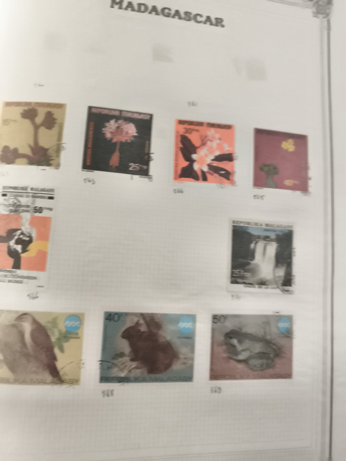 Timbres Madagascar thématiques fleurs animaux, République Malagasy, philatélie