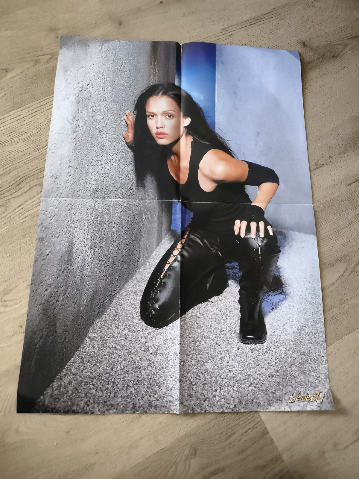 Poster Série TV femme cuir noir décor industriel affiche pliée