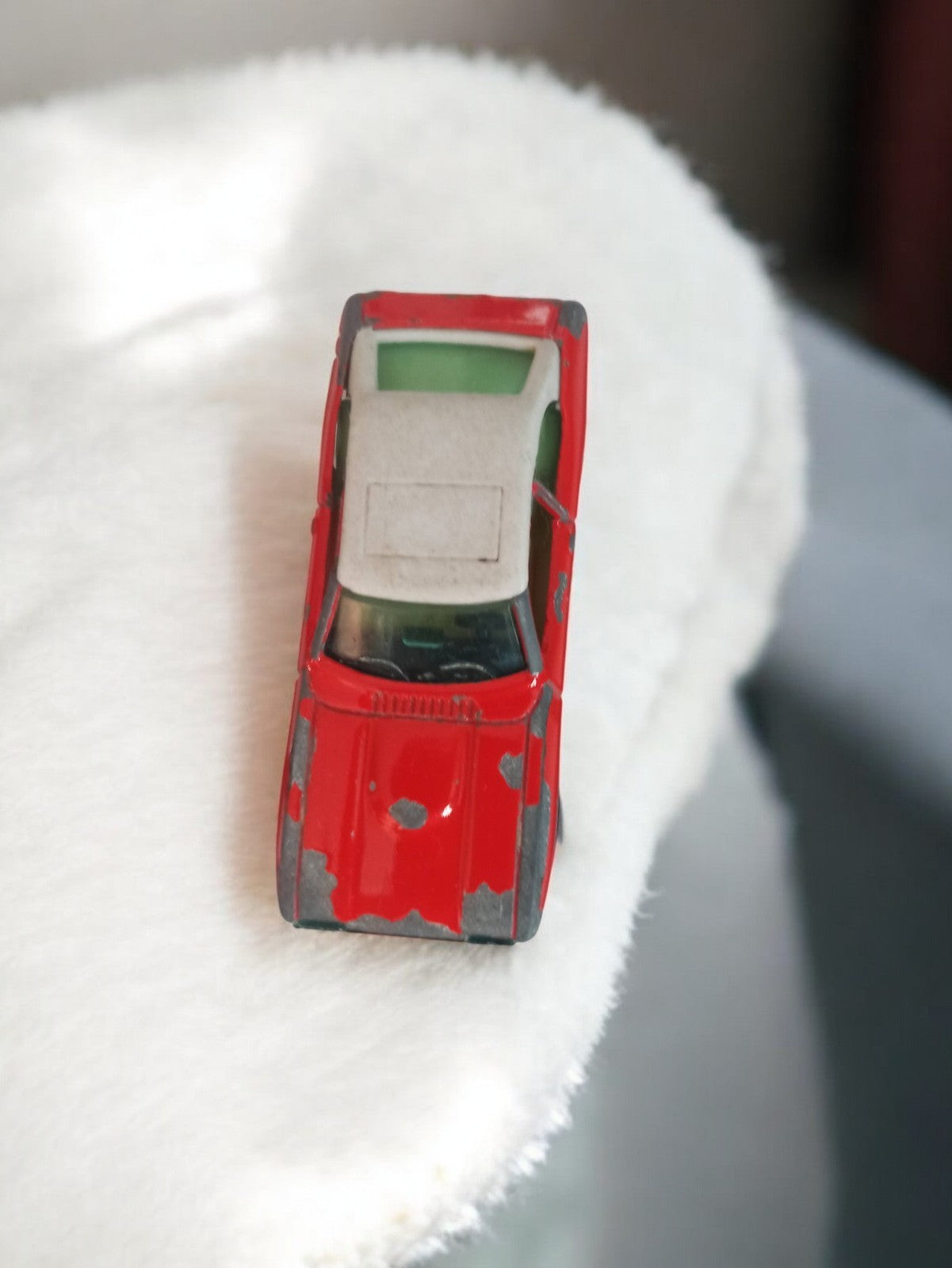 Véhicule miniature ancien rouge, voiture rétro vintage, jouet déco rare