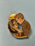 Vintage pin's amour couple doré romantique ancien, collection badge (Ref 4)