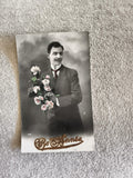 CPA Bonne Année homme costume bouquet roses début XXe photo ancienne