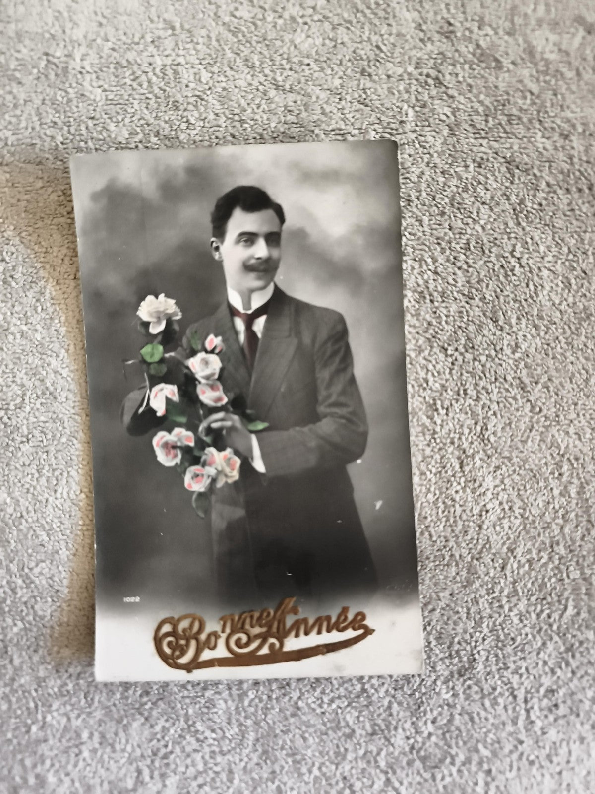 CPA Bonne Année homme costume bouquet roses début XXe photo ancienne