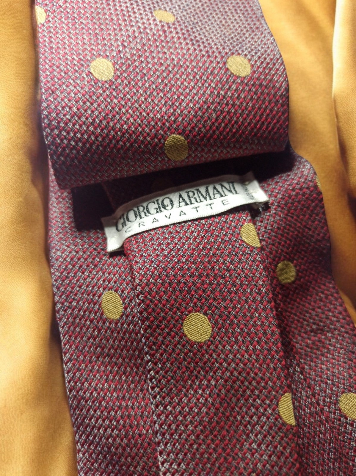 Cravate vintage Giorgio Armani soie bordeaux à pois jaunes, élégance rétro