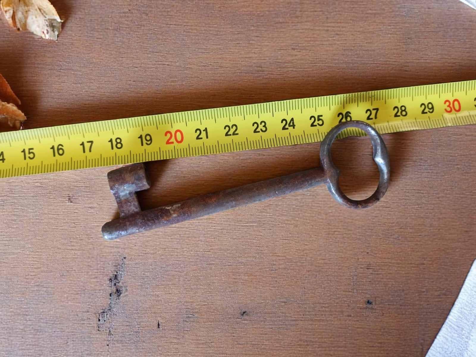 Clé ancienne fer forgé XIXe style manoir château patine rouille vintage